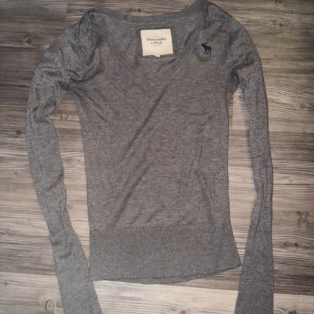 Abercrombie & Fitch Heather Gray V-Neck Sweater - Picture 3 of 6
